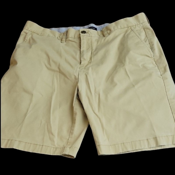 Tommy Hilfiger Men's Tan Shorts - Picture 1 of 4